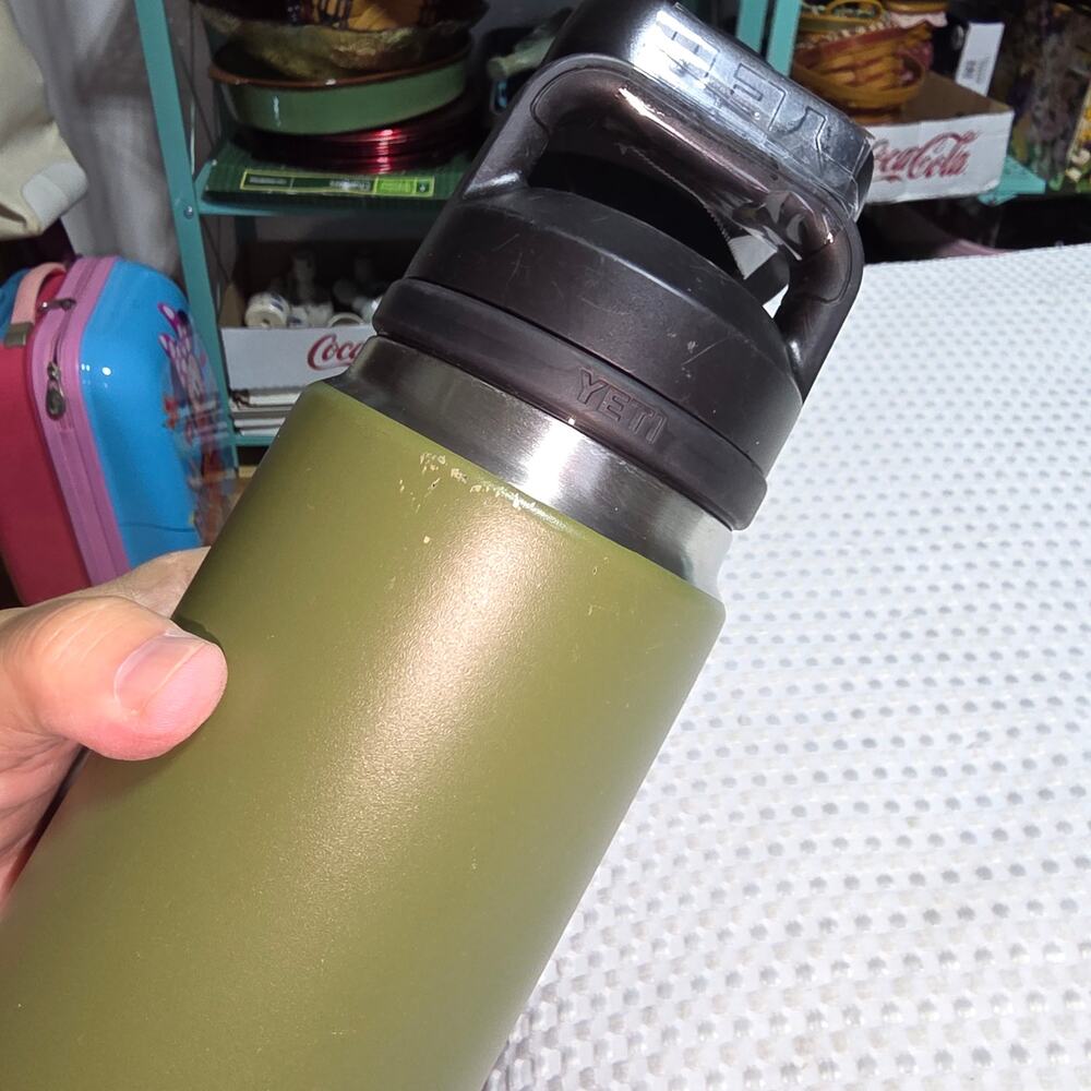 YETI 18 oz  WATER BOTTLE WITH 2 LIDS - Picture 4 of 4